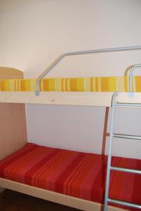 - un lit superposé en haut avec une échelle dans l'établissement Condominio San Michele, à Bibione