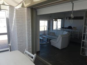 sala de estar con sofá y mesa en Vendaval 301, en Punta del Este