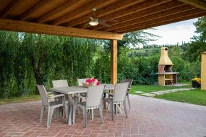 stół i krzesła na ceglanym patio w obiekcie Le Rime di Campagna w Arezzo