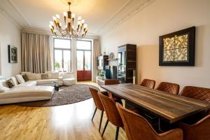ein Wohnzimmer mit einem Holztisch und Stühlen in der Unterkunft **Traumhafte City-Wohnung // 120qm // 4-Räume** in Leipzig