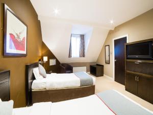 Säng eller sängar i ett rum på OYO Hotel Majestic
