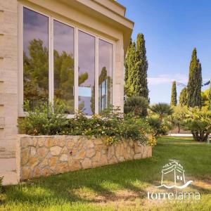トラーニにあるTorrelama Room & Breakfastの石壁と窓のある家