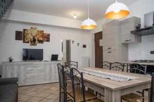 uma cozinha e sala de jantar com uma mesa de madeira e cadeiras em Residenza Meeting em Verona