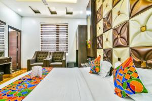 FabHotel Aman Residency Sharifpura في أمريتسار: غرفة نوم بسرير كبير في غرفة