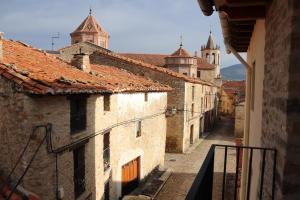 Une ruelle dans une vieille ville avec des bâtiments dans l'établissement Casa Rural Tarayuela, à Cantavieja