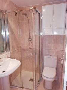 une salle de bain avec une douche, des toilettes et un lavabo dans l'établissement Apartamento Playa Jávea, à Jávea 14 autres photos