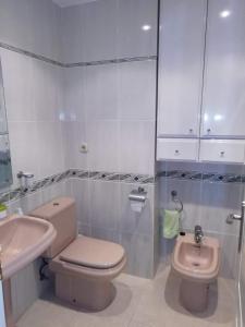 une salle de bain avec toilettes et lavabo dans l'établissement Apartamento Playa Jávea, à Jávea