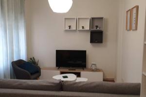 a living room with a couch and a television at Alojamiento ideal en Santiago in Santiago de Compostela