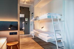 מיטה או מיטות קומותיים בחדר ב-Hotel Stockholm North by FIRST Hotels