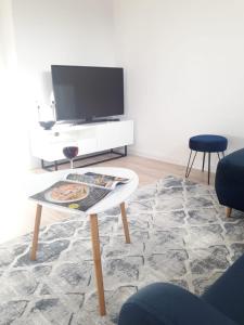 Televízia a/alebo spoločenská miestnosť v ubytovaní Apartament Bora Stronie Śląskie + 15 fotografií