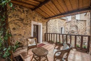 eine Terrasse mit einem Tisch und Stühlen auf dem Balkon in der Unterkunft Hotel Anticos Palathos in Orosei