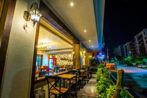 - un restaurant avec des tables et des chaises sur la terrasse le soir dans l'établissement The Livin, à Jaipur