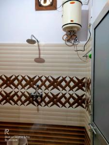 ein Badezimmer mit einer Dusche mit Holzteilern in der Unterkunft Hotel The Village Heart in Sawāi Mādhopur