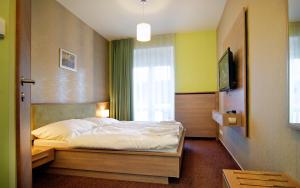 Uma cama ou camas num quarto em Hotel Lučivná
