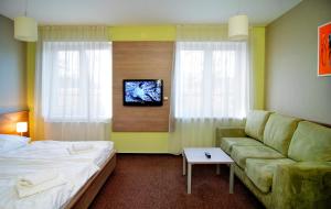 Uma televisão e/ou sistema de entretenimento em Hotel Lučivná