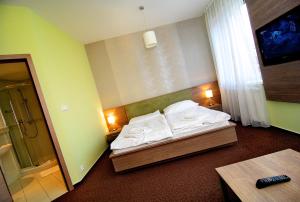 Uma cama ou camas num quarto em Hotel Lučivná