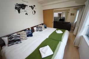 Ein Bett oder Betten in einem Zimmer der Unterkunft Downtown area Spacious cozy room Susukino IK901