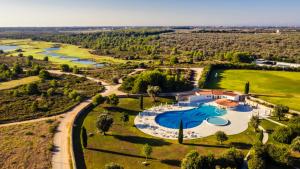 Bazén v ubytování Acaya Golf Resort & Spa nebo v jeho okolí