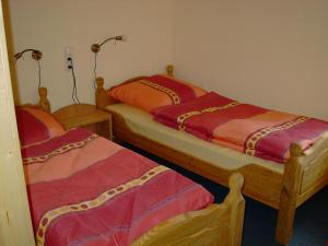two beds sitting next to each other in a room at Blutbuchenhof in Erfde +11 photos