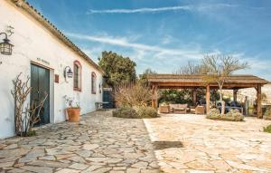 een patio met een paviljoen en een stenen tuin bij Jerez Viña Santa Petronila in Jerez de la Frontera