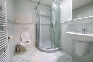 Uma casa de banho em Hotel Lučivná