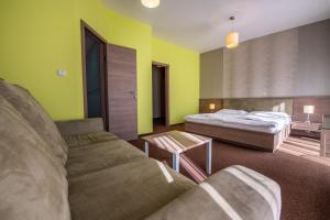 Uma cama ou camas num quarto em Hotel Lučivná