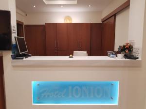 una oficina con un cartel de Londres en un mostrador en Hotel Ionion, en Kyllini