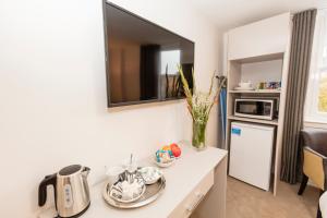 Dalkeith ApartHotel tesisinde mutfak veya mini mutfak