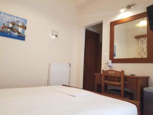 Ein Bett oder Betten in einem Zimmer der Unterkunft Hotel Ionion