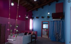 Zimmer mit einer Badewanne und einer lila Wand in der Unterkunft Cupido da Simona in Ostellato