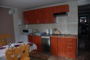 Kuchyňa alebo kuchynka v ubytovaní Domek Na Wierchu i Apartament na Wierchu
