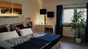 Schlafzimmer mit einem Bett, einem Schreibtisch und einem Fenster in der Unterkunft Lazarus Hotel & Restaurant in Lüdenscheid