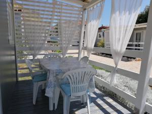 Uma varanda ou terraço em Fjaka Camp