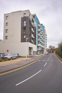 an empty street in front of a building at Town or Country - Splash B in Southampton