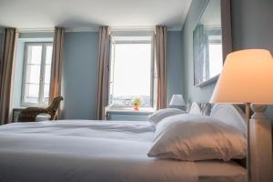 Ліжко або ліжка в номері Hotel Hirschen am See