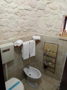 A bathroom at Trullo Monte Del Sale