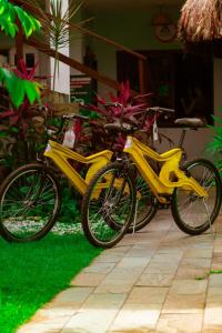 Un par de bicicletas estacionadas una al lado de la otra. en Pousada Liras da Poesia en Porto de Galinhas