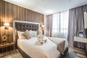 En eller flere senger på et rom på SBN Suite Hôtel
