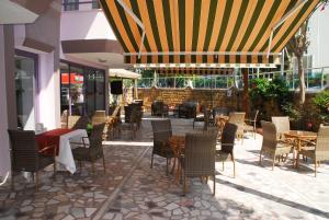 A restaurant or other place to eat at Rosella Hotel