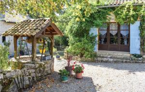 Sembasにある2 Bedroom Amazing Home In Sembasの家の前に鉢植えが置かれた木製のガゼボ