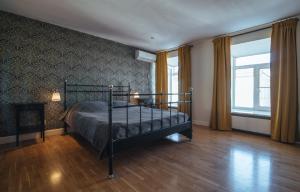 Кровать или кровати в номере PiterStay Nevsky 32