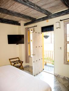 een slaapkamer met een bed en een schuifdeur bij Maloka Boutique Hostel in Cartagena