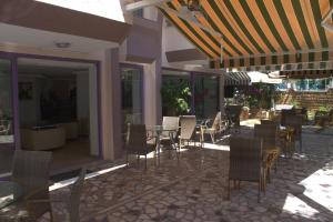 A restaurant or other place to eat at Rosella Hotel