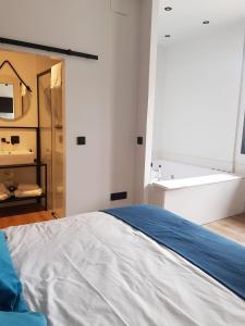 1 dormitorio con 1 cama grande y lavamanos en Párpados, casa con jacuzzi para dos, en Mélida