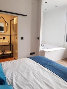 a bedroom with a large bed and a sink at Párpados, casa con jacuzzi para dos in Mélida +4 photos