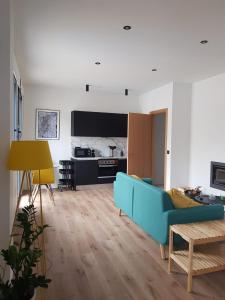 Televízia a/alebo spoločenská miestnosť v ubytovaní Párpados, casa con jacuzzi para dos