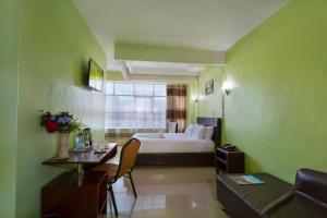Tempat tidur dalam kamar di Legacy Hotel and Conference Centre ltd