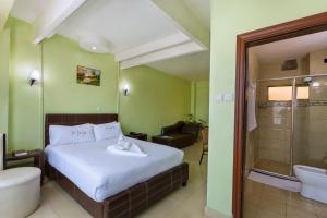 Kamar mandi di Legacy Hotel and Conference Centre ltd