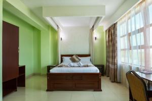 Tempat tidur dalam kamar di Legacy Hotel and Conference Centre ltd