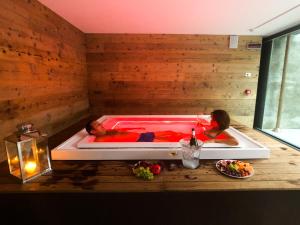 a man and a woman in a bath tub at Residence Lake Como in Colico
